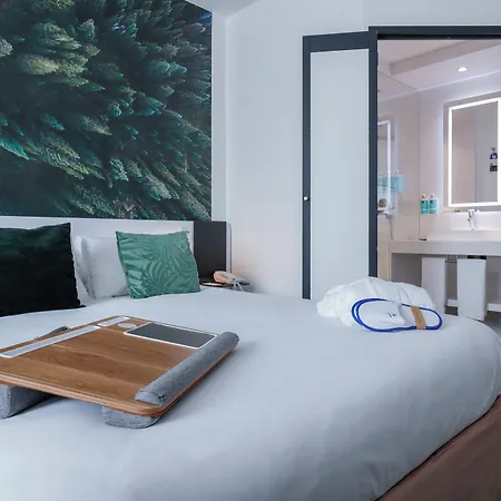 Отель Novotel Centre 4*