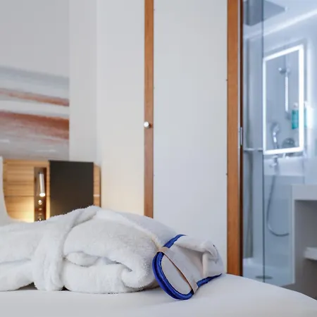 Novotel Centre Hotel 4*